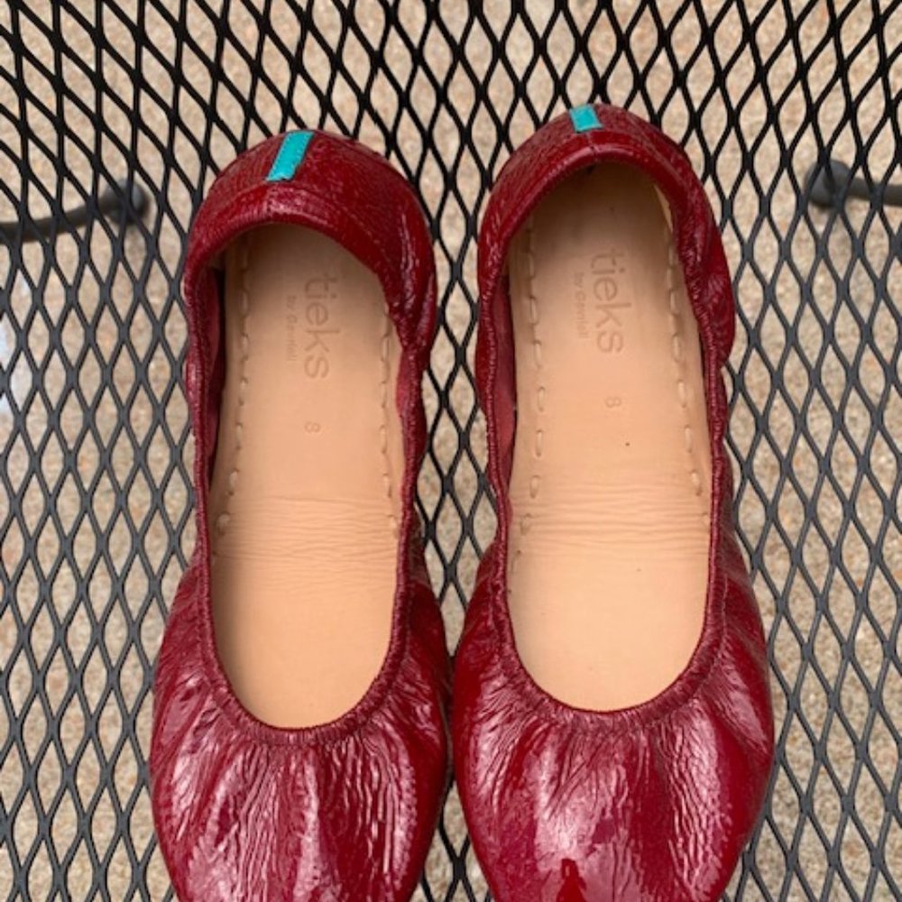 EUC Ruby Red Patent Leather Tieks  Size 8